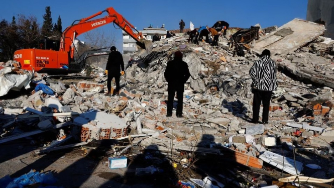 Tim SAR mencari korban di reruntuhan akibat gempa di Turki.