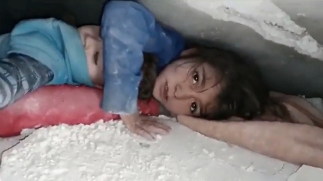Kisah Gadis Kecil Selamat Usai 37 Jam Tertimbun di Reruntuhan