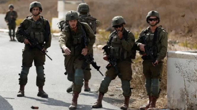 Pasukan Militer Israel Berjaga di Pos Militer Nablus, Tepi Barat