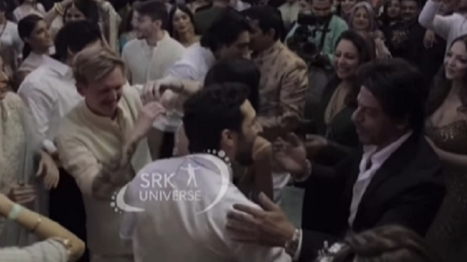 Shah Rukh Khan dan Gauri Dansa di Pernikahan Alanna Panday dan Ivor