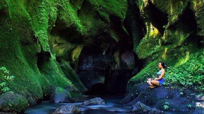 Wisata gua kecil Udisan di Bali
