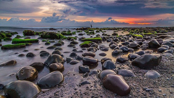 Wisata bebatuan misterius Pantai Yeh Leh, Bali