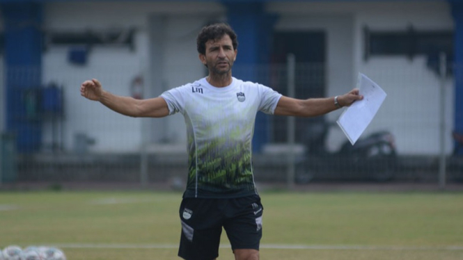 Pelatih Persib Bandung Luis Milla