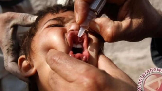 Ilustrasi anak mendapatkan vaksin polio