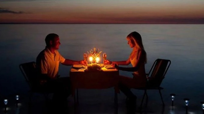 Ilustrasi pasangan makan malam romantis
