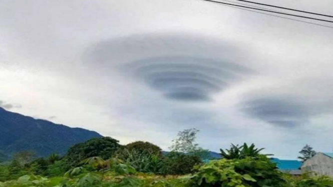 Awan mirip Ufo di Jayapura