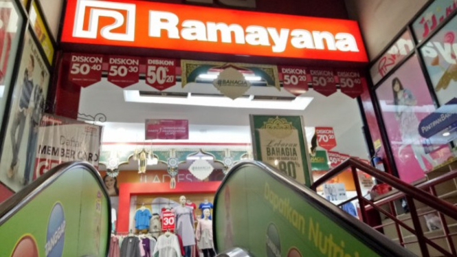 Pengunjung Tak Sengaja Pecahkan Pintu Mall Ramayana