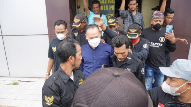 Oknum anggota DPRD Pandeglang inisial Y usai diperiksa penyidik
