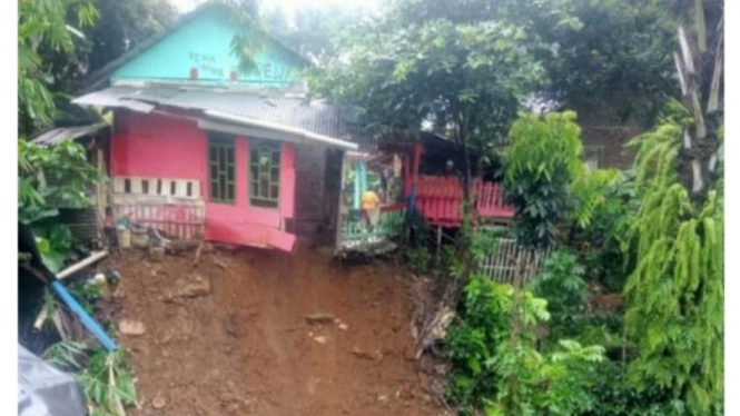 Rumah warga longsor akibat hujan deras di Banten