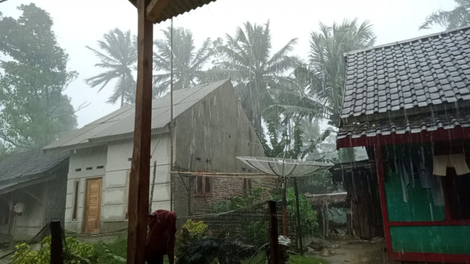 Angin kencang melanda Banten