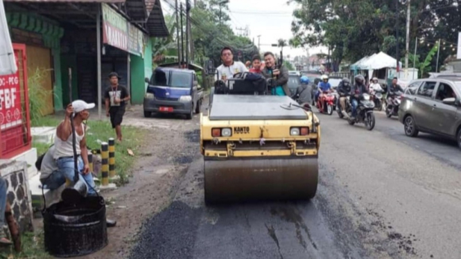 UPTD PJJ wilayah Pandeglang saat tangani jalan rusak
