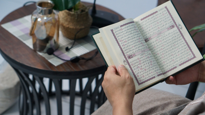 Ilustrasi orang membaca Al quran Surat Al Mulk
