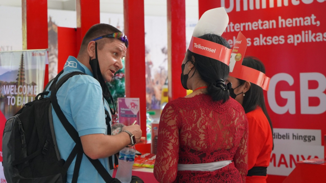 Pengunjung menanyakan layanan Telkomsel di sela-sela Dew G20 Bali