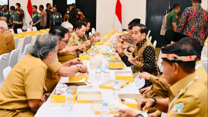 Jokowi makan siang bersama para menteri dan kepala daerah se-Indonesia