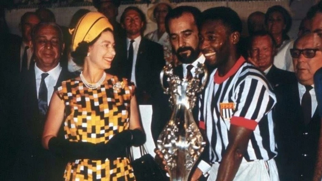 Ratu Elizabeth II saat berjumpa legenda sepak bola, Pele.