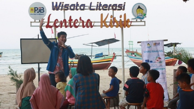Wisata Literasi di Pantai Plawangan