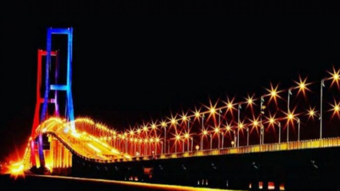 Jembatan Suramadu saat malam hari.
