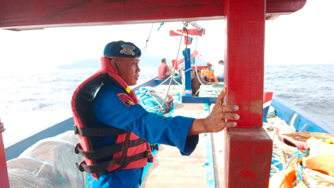 Petugas SAR mencari nelayan yang hilang di Trenggalek.