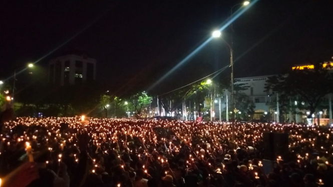 Ribuan Bonek berdoa untuk korban Tragedi Kanjuruhan.