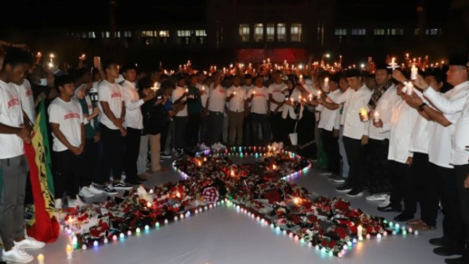 Doa warga Surabaya, bunga dan lilin untuk Kanjuruhan