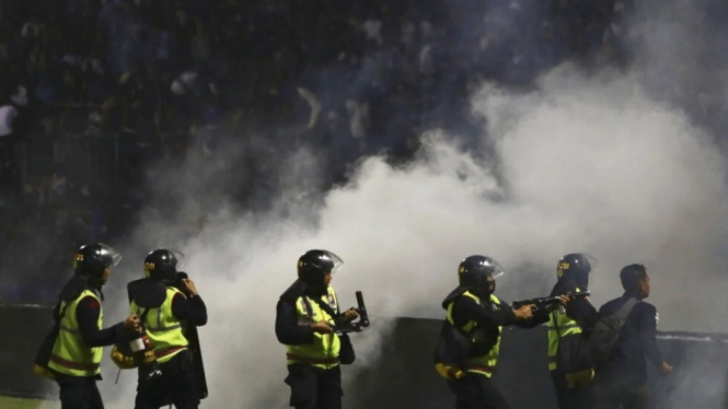 Petugas tembakkan gas air mata di Stadion Kanjuruhan.