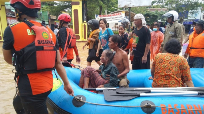 Basarnas Evakuasi warga terdampak banjir Trenggalek