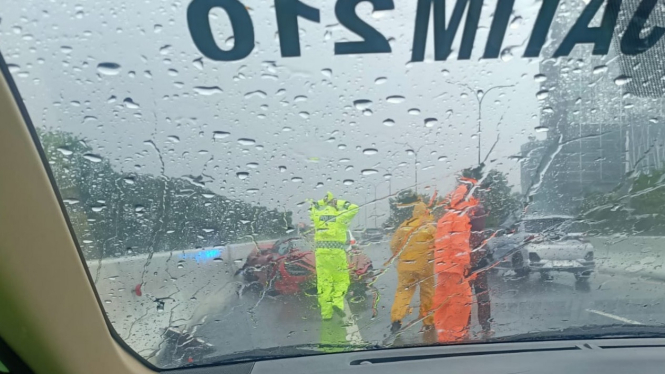 McLaren kecelakaan di jalan tol saat hujan lebat.