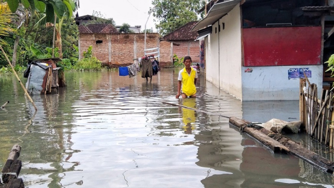 Banjir PG Mojopanggung menggenangi pemukiman warga