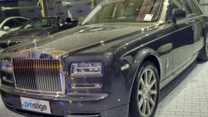 Rolls Royce Phantom.