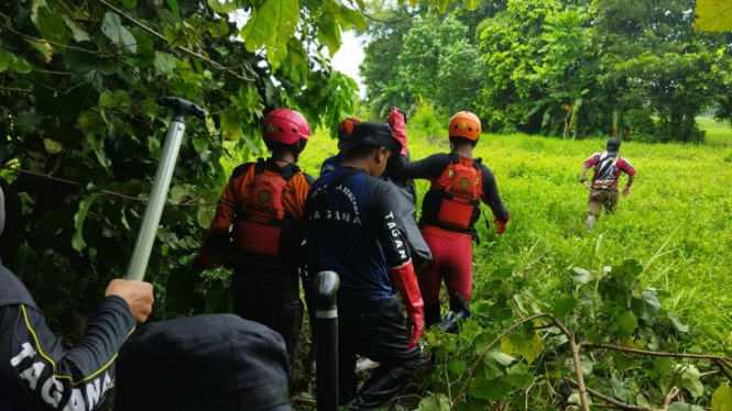 Tim SAR gabungan saat menemukan balita tenggelam di Pasuruan