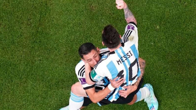 Pemain Argentin, Lionel Messi rayakan gol