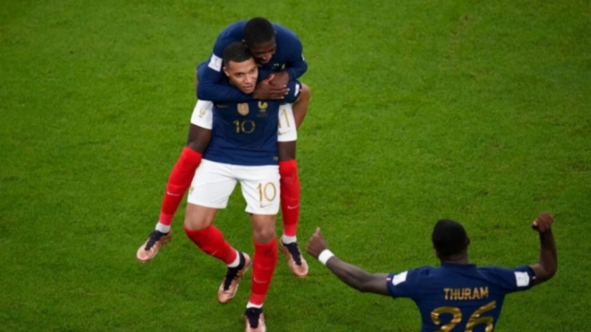 Para pemain Timnas Perancis merayakan gol