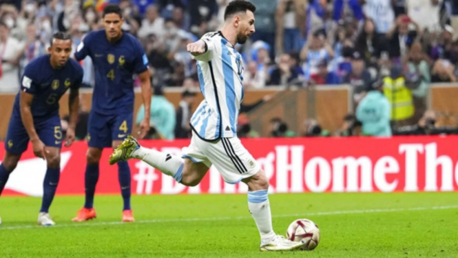 Lionel Messi Eksekusi Penalti