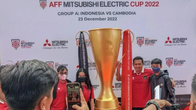 Piala AFF raksasa curi perhatian suporter timnas Indonesia di SUGBK