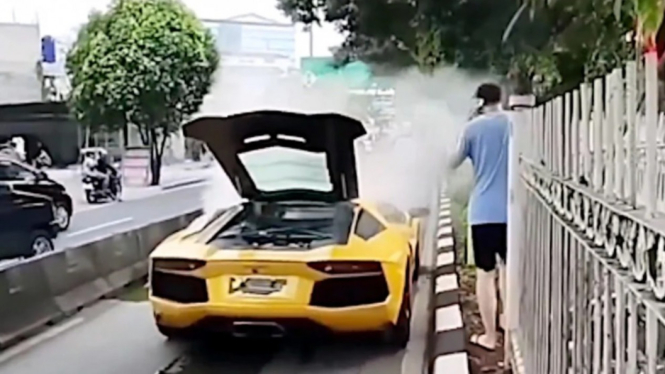Lamborghini Aventador terbakar di jalur Busway