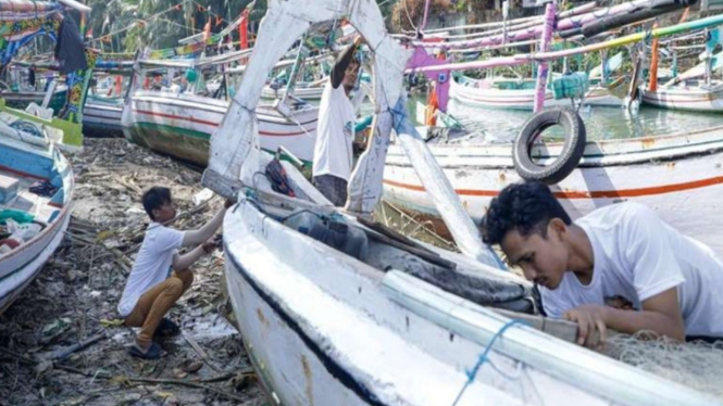 Relawan Ganjar bantu renovasi perahu nelayan