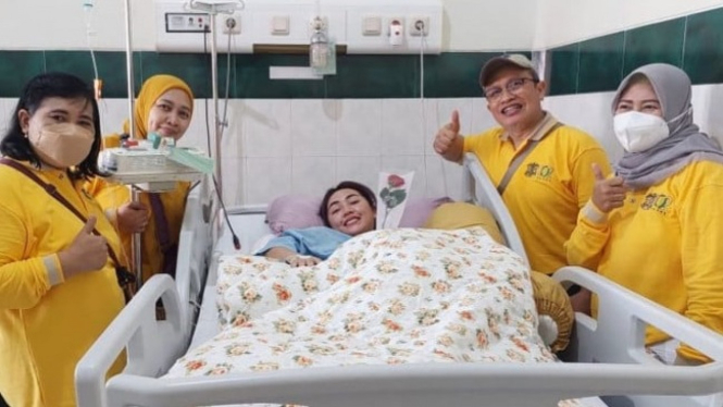 Happy Asmara terbaring di rumah sakit