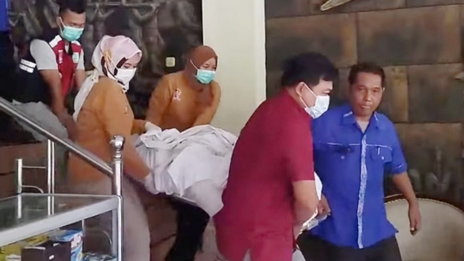 Proses evakuasi jenazah meninggal di hotel