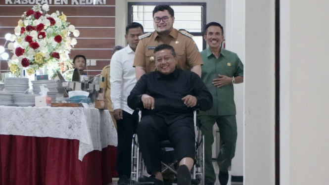 Bupati Kediri dorong Ketua DPRD pakai kursi roda