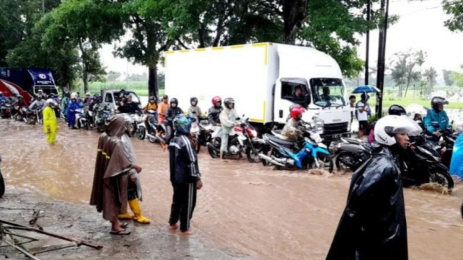 Suasana kemacetan akibat banjir di Bondowoso