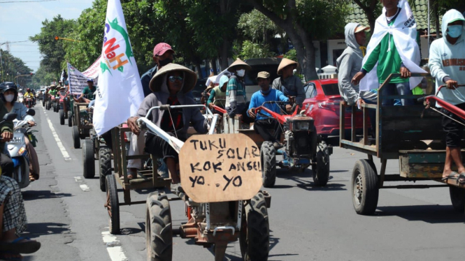 Aksi Demo komunitas petani Jombang di depan gedung DPRD Jombang