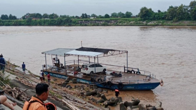 Perahu tambang yang terseret arus saat sudah bertepi di Dam Jatimlerek