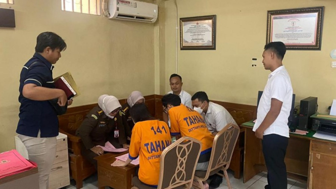 Penyidik Polda Jawa Timur Serahkan tersangka dan barang bukti