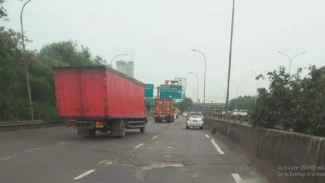 Jalan tol Jakarta-Tanggerang rusak dan berlubang