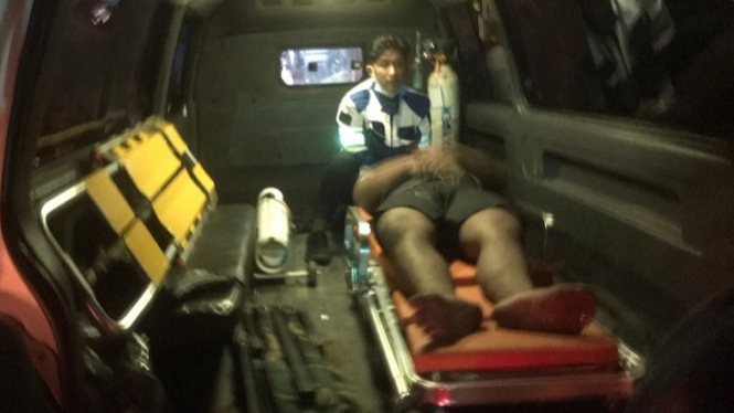 Anggota Pagar Nusa mendapat penanganan medis usai diserang warga PSHT