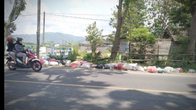 Sampah menumpuk dekat perbatasan Trenggalek-Tulungagung
