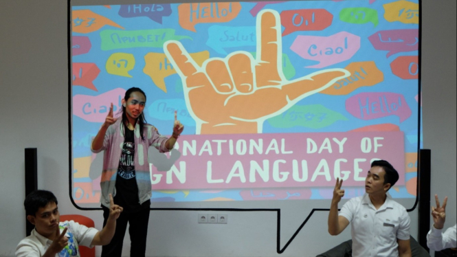 GERKATIN Kota Bandar Lampung mengajarkan bahasa isyarat kepada karyawan Radisson Lampung Kedaton