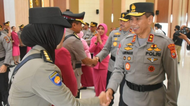 Kapolda Lampung bersalaman dengan sejumlah pejabat yang hadir