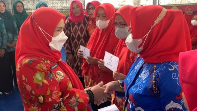 Wali Kota Eva Dwiana Salurkan Insentif Kader Kesehatan