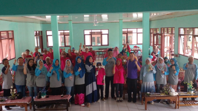 Alumni 91 SMPN 1 Teluk Betung Bhaksos ke Panti Tresna Werdha Natar